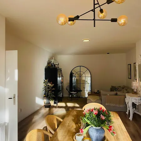 Spacious With Garden Apartment